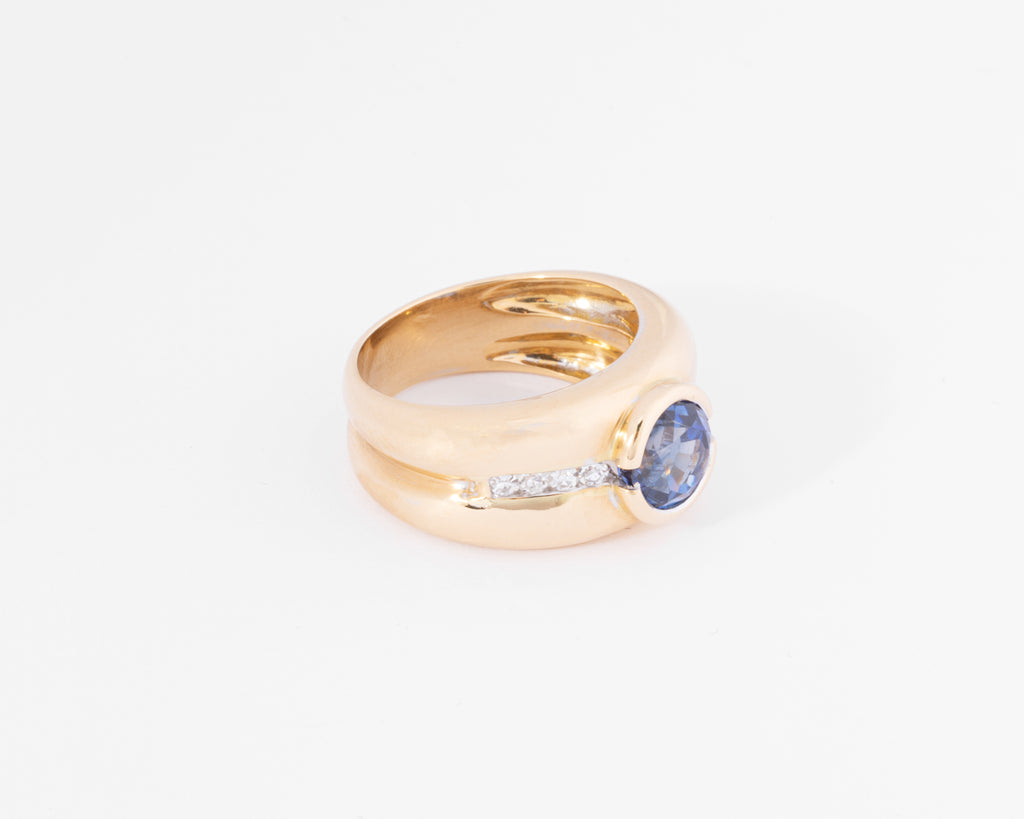Bague jonc or jaune ornée d'un saphir taille ronde et diamant