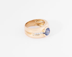 Bague jonc or jaune ornée d'un saphir taille ronde et diamant