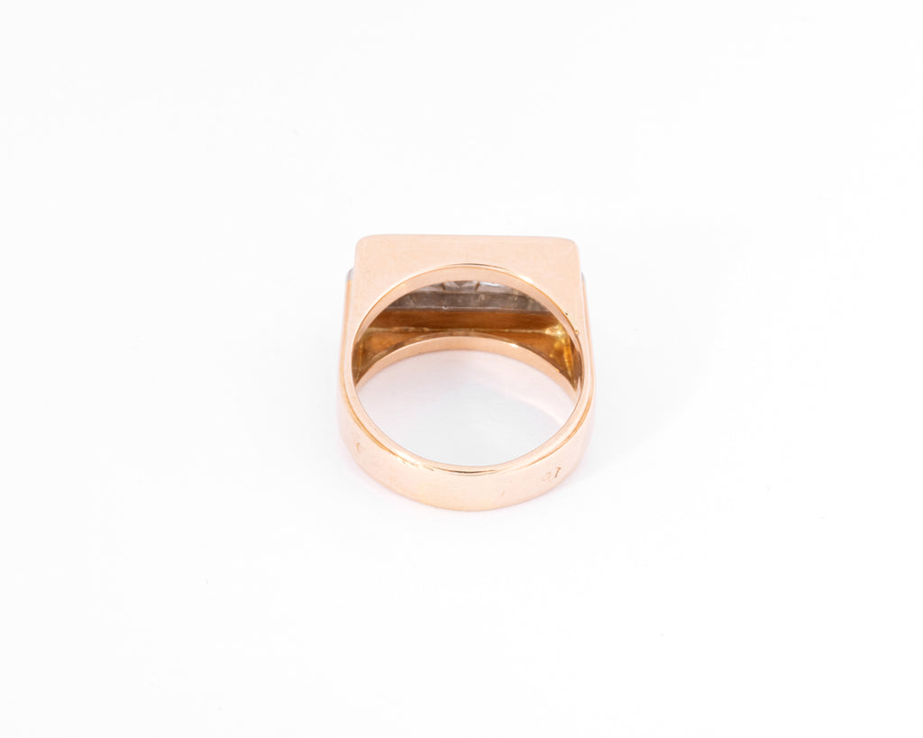 Bague chevalière ornée de diamant
