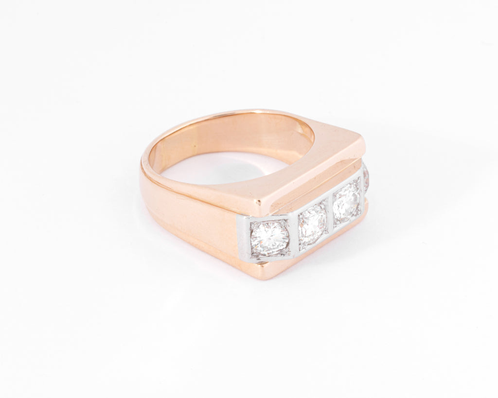 Bague chevalière ornée de diamant