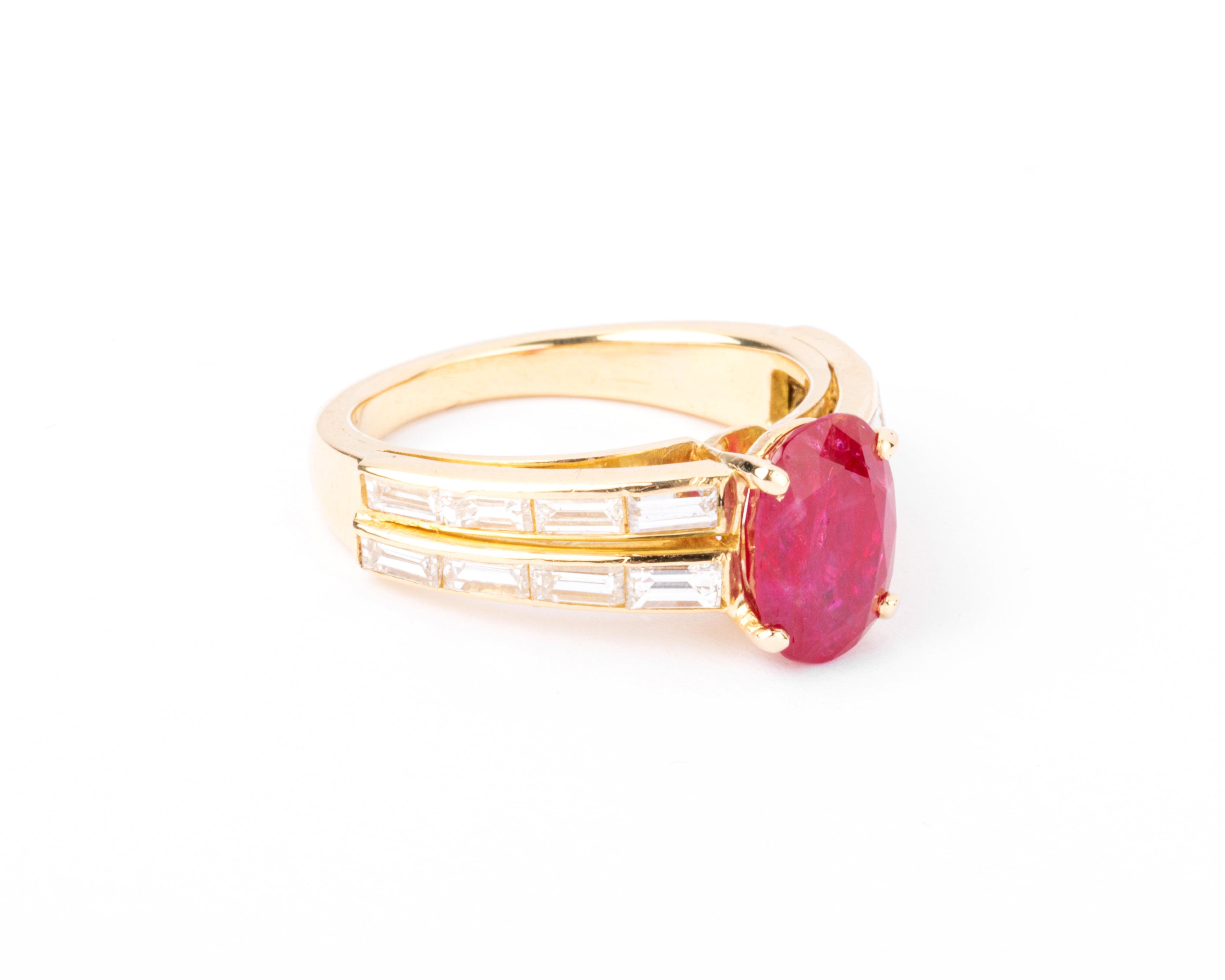 Bague or jaune ornée d'un rubis Birman