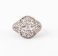 Bague dôme or gris et diamants ciselée