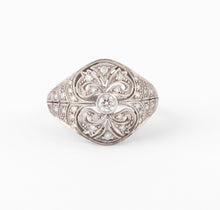 Charger l&#39;image dans la galerie, Bague dôme or gris et diamants ciselée

