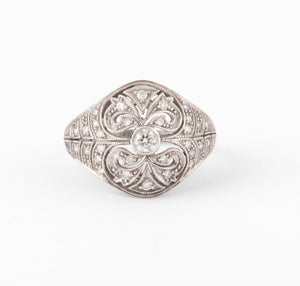Bague dôme or gris et diamants ciselée