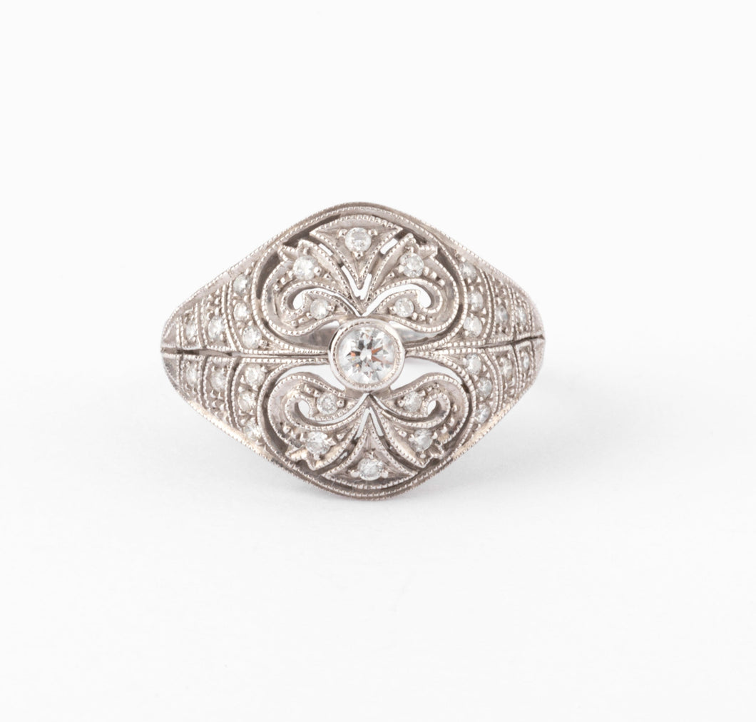 Bague dôme or gris et diamants ciselée