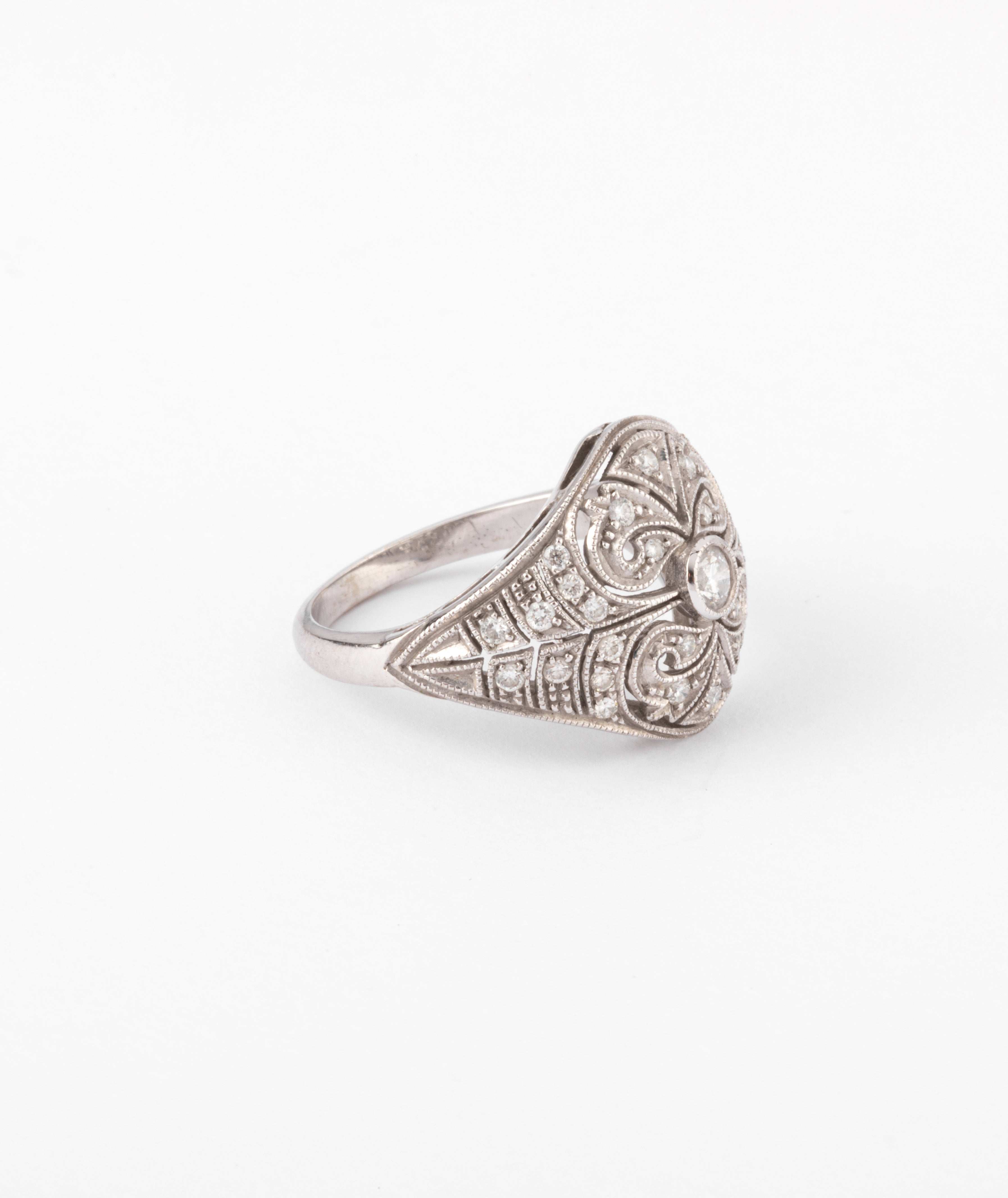 Bague dôme or gris et diamants ciselée