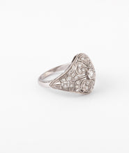 Charger l&#39;image dans la galerie, Bague dôme or gris et diamants ciselée
