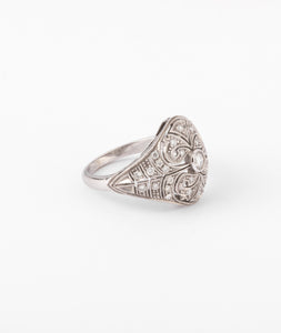 Bague dôme or gris et diamants ciselée