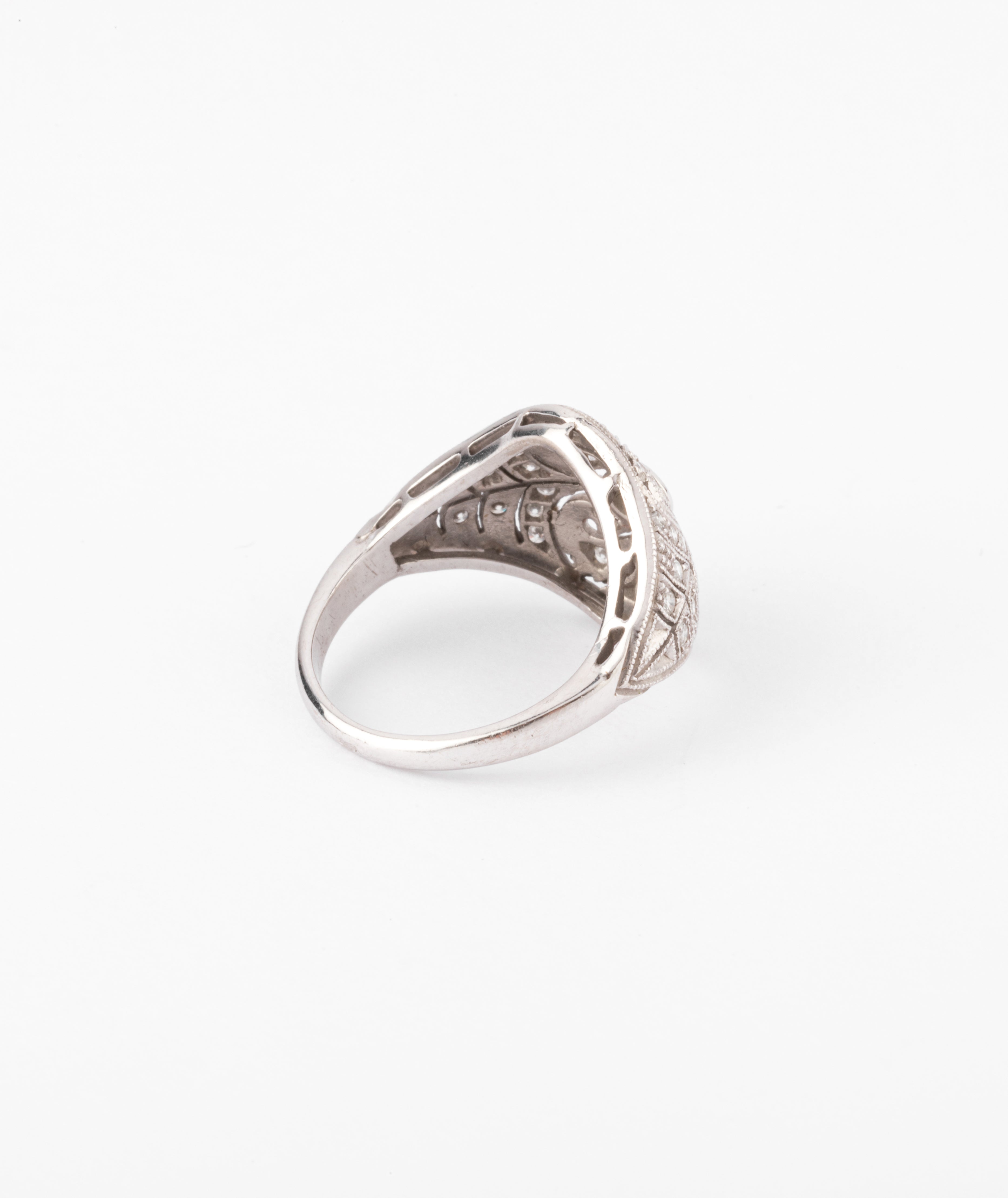Bague dôme or gris et diamants ciselée