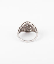 Charger l&#39;image dans la galerie, Bague dôme or gris et diamants ciselée
