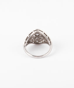 Bague dôme or gris et diamants ciselée