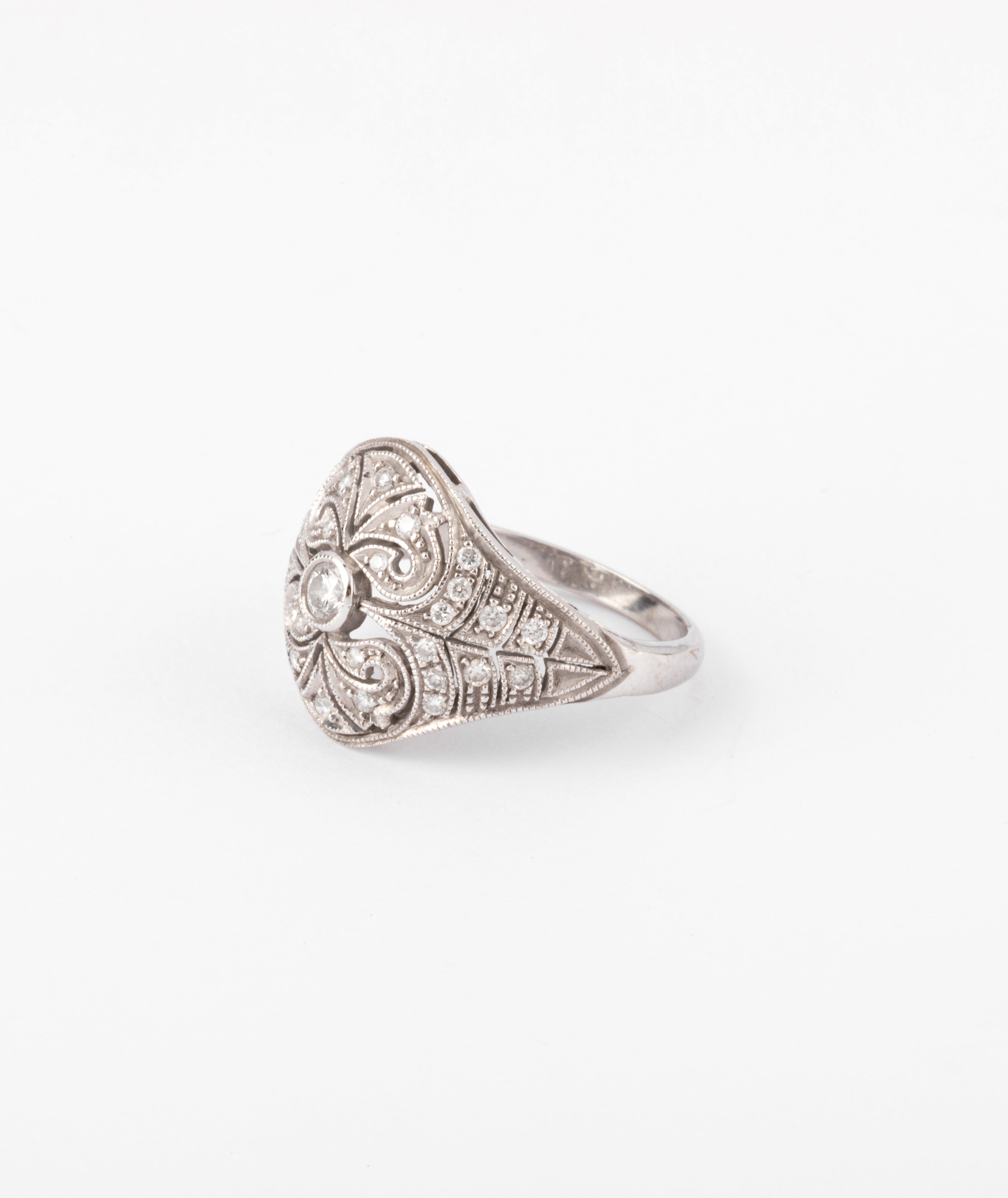 Bague dôme or gris et diamants ciselée