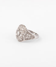 Charger l&#39;image dans la galerie, Bague dôme or gris et diamants ciselée
