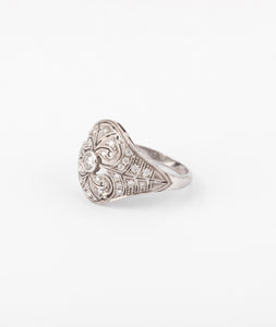 Bague dôme or gris et diamants ciselée