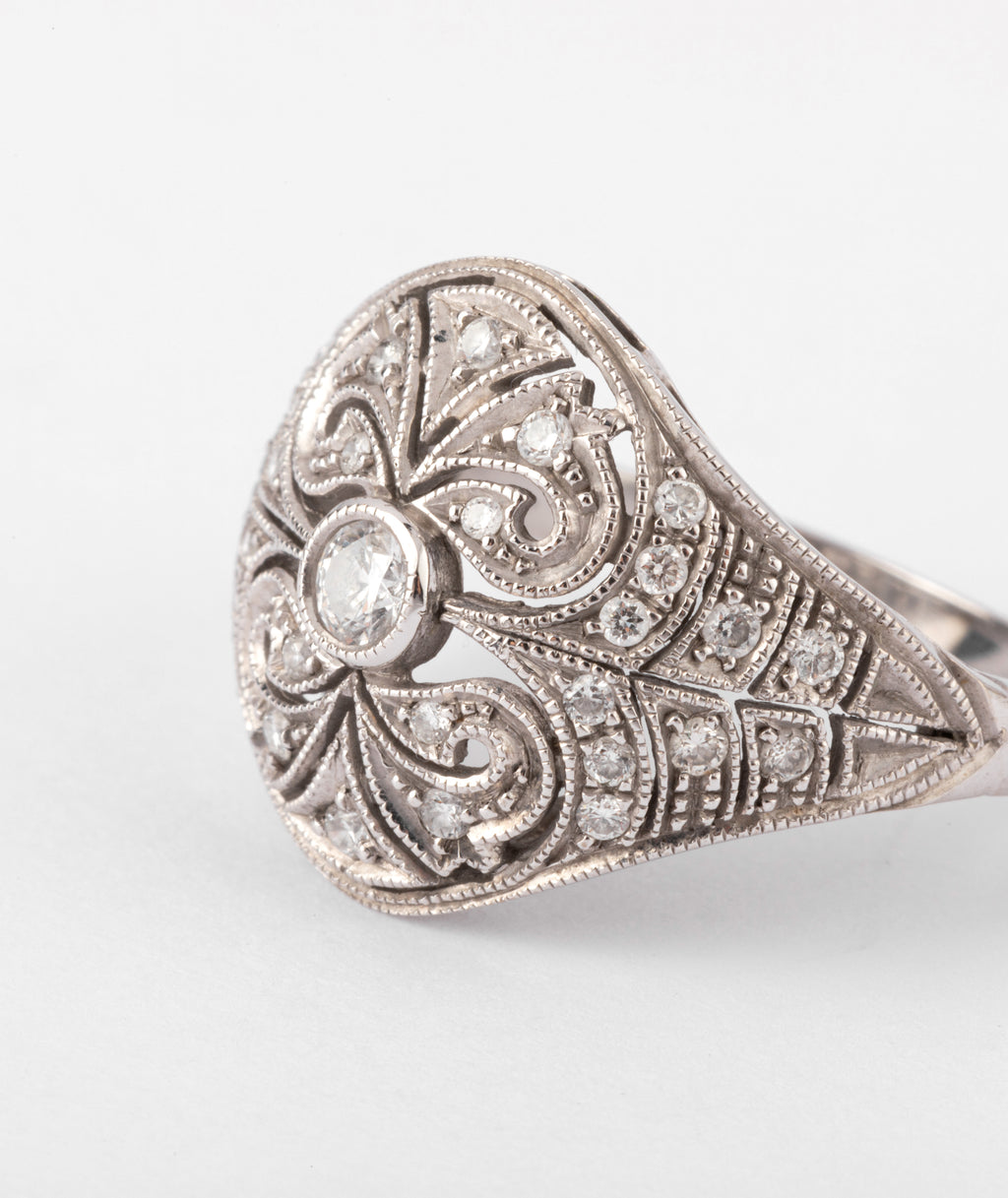 Bague dôme or gris et diamants ciselée