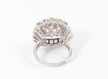 Charger l&#39;image dans la galerie, Bague or gris et diamants des années 1960
