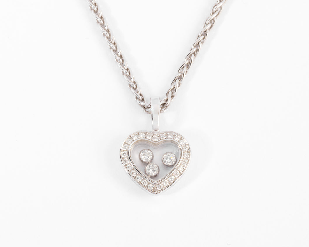 Un pendentif or gris signé de la maison Chopard