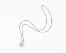 Charger l&#39;image dans la galerie, Un pendentif or gris signé de la maison Chopard
