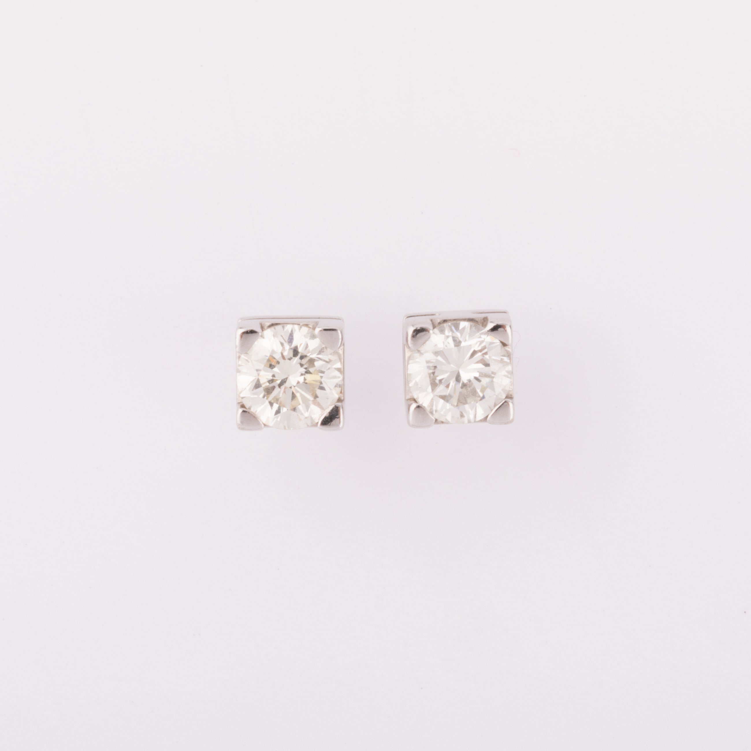 Paire de puce d'oreilles en diamant de taille moderne