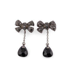 Boucles d'oreilles nœuds Pomellato modèle forever en or gris noirci et onyx