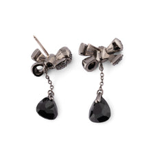 Charger l&#39;image dans la galerie, Boucles d&#39;oreilles nœuds Pomellato modèle forever en or gris noirci et onyx

