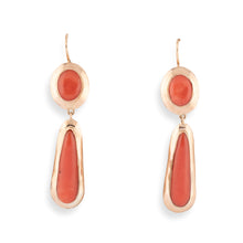 Charger l&#39;image dans la galerie, Paire de boucles d&#39;oreilles en corail et or jaune
