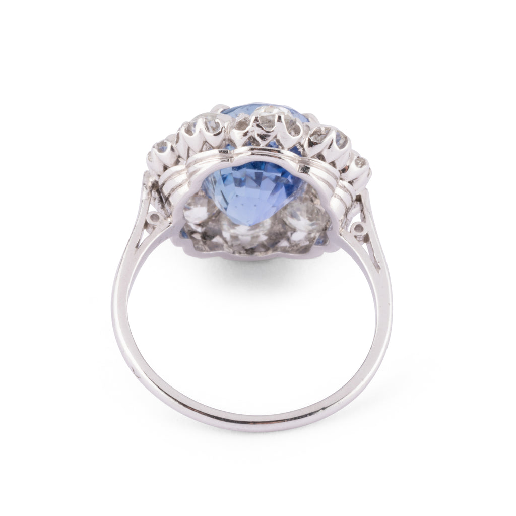 Bague entourage  Saphir de Ceylan ovale et diamant