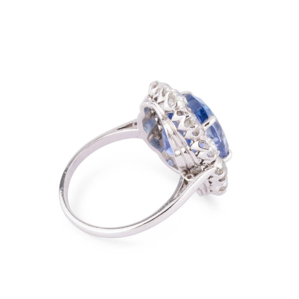 Bague entourage  Saphir de Ceylan ovale et diamant