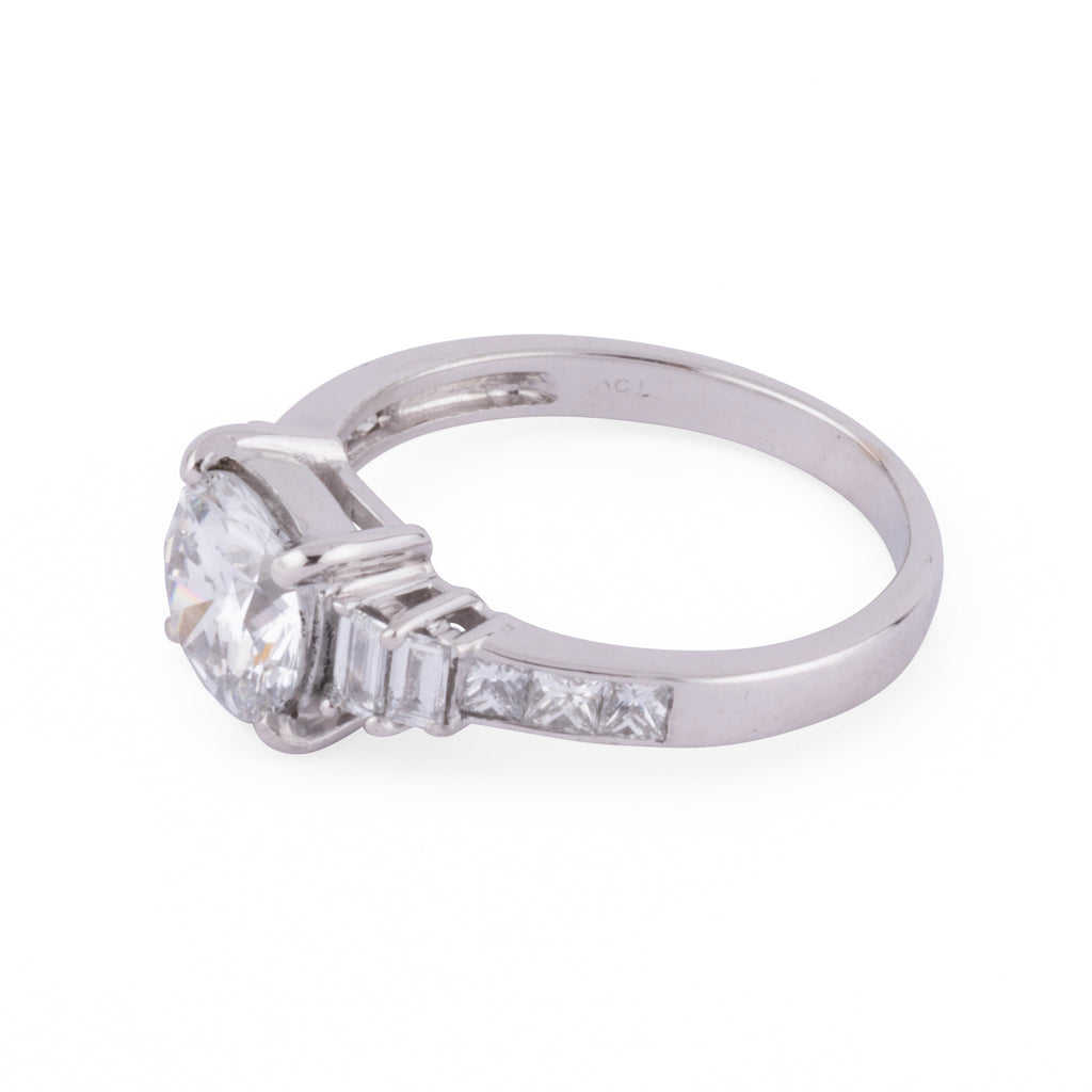 Bague or gris ornée d'un diamant taille brillant