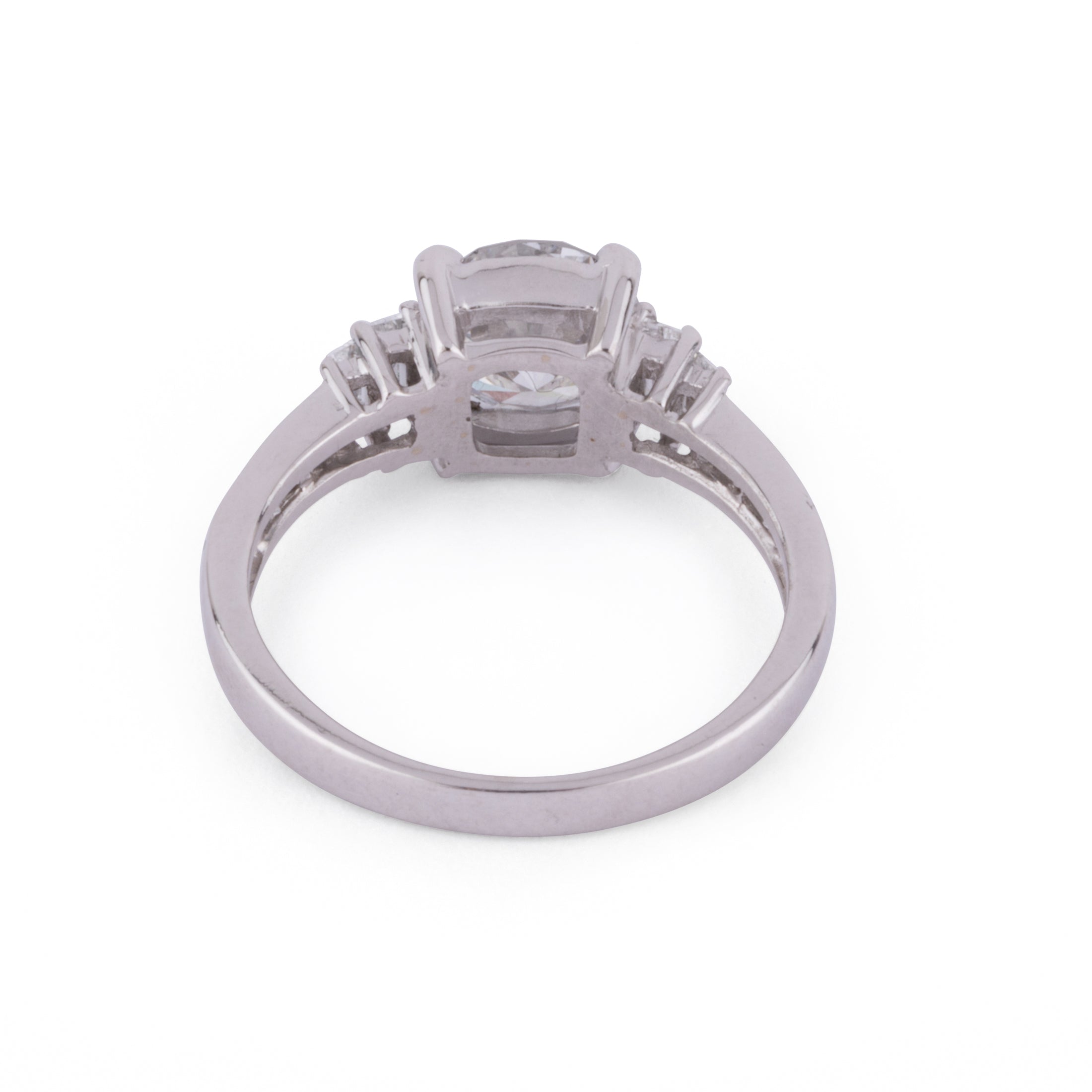 Bague or gris ornée d'un diamant taille brillant