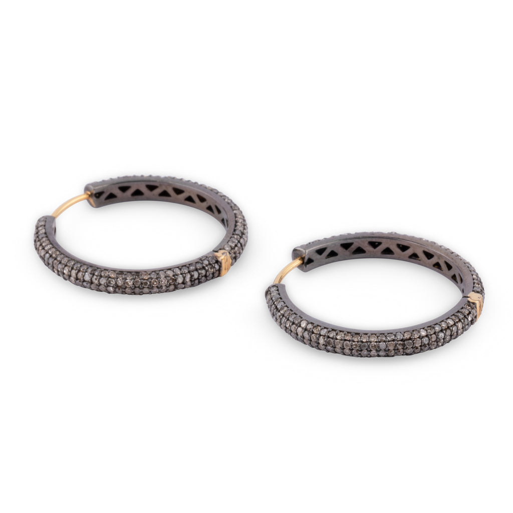 Boucles d'oreilles forme créole sur or 14 k et argent noirci pavées diamants cognacs