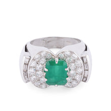 Charger l&#39;image dans la galerie, Bague en or gris et platine ornée d&#39;une émeraude et diamants
