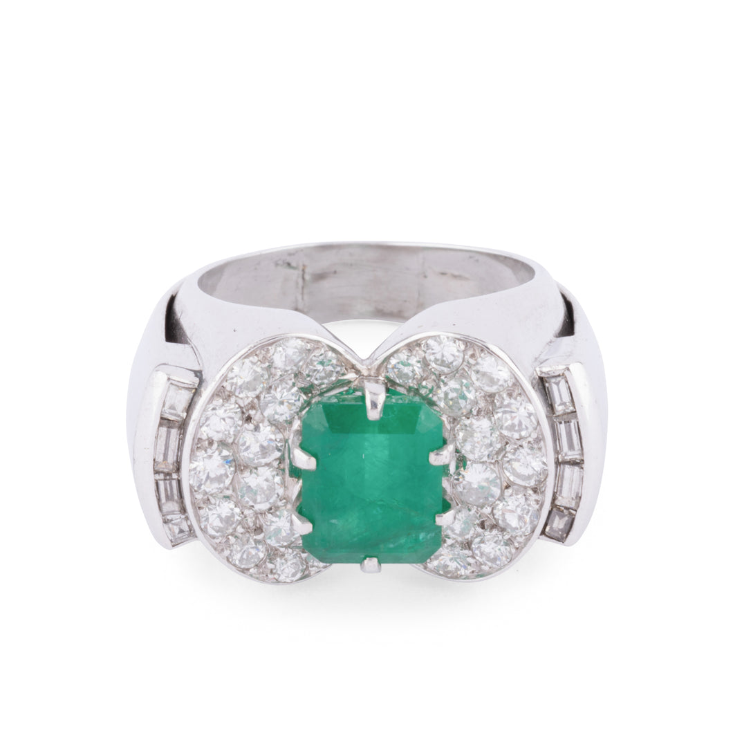 Bague en or gris et platine ornée d'une émeraude et diamants
