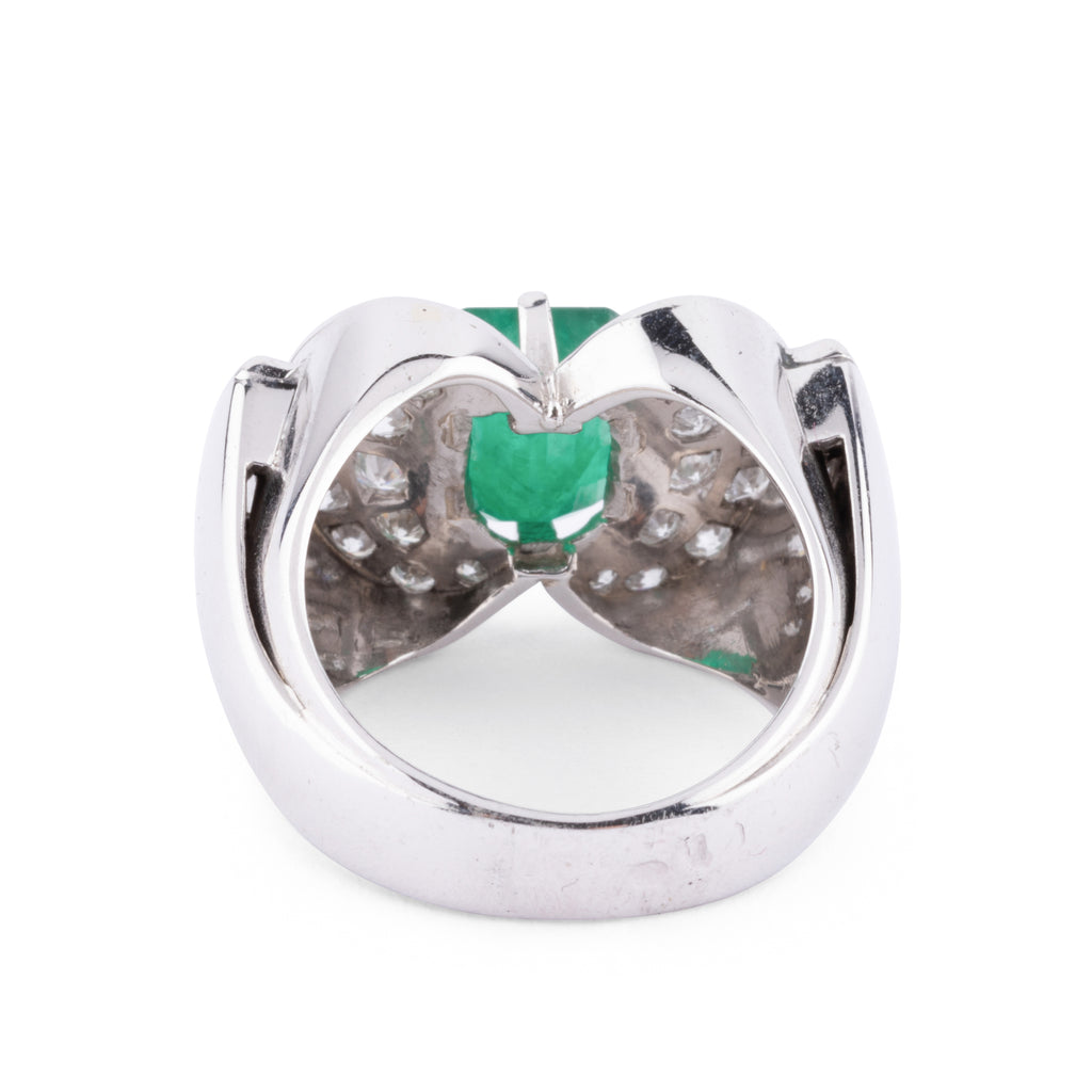 Bague en or gris et platine ornée d'une émeraude et diamants