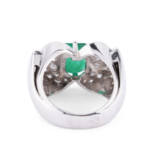 Charger l&#39;image dans la galerie, Bague en or gris et platine ornée d&#39;une émeraude et diamants
