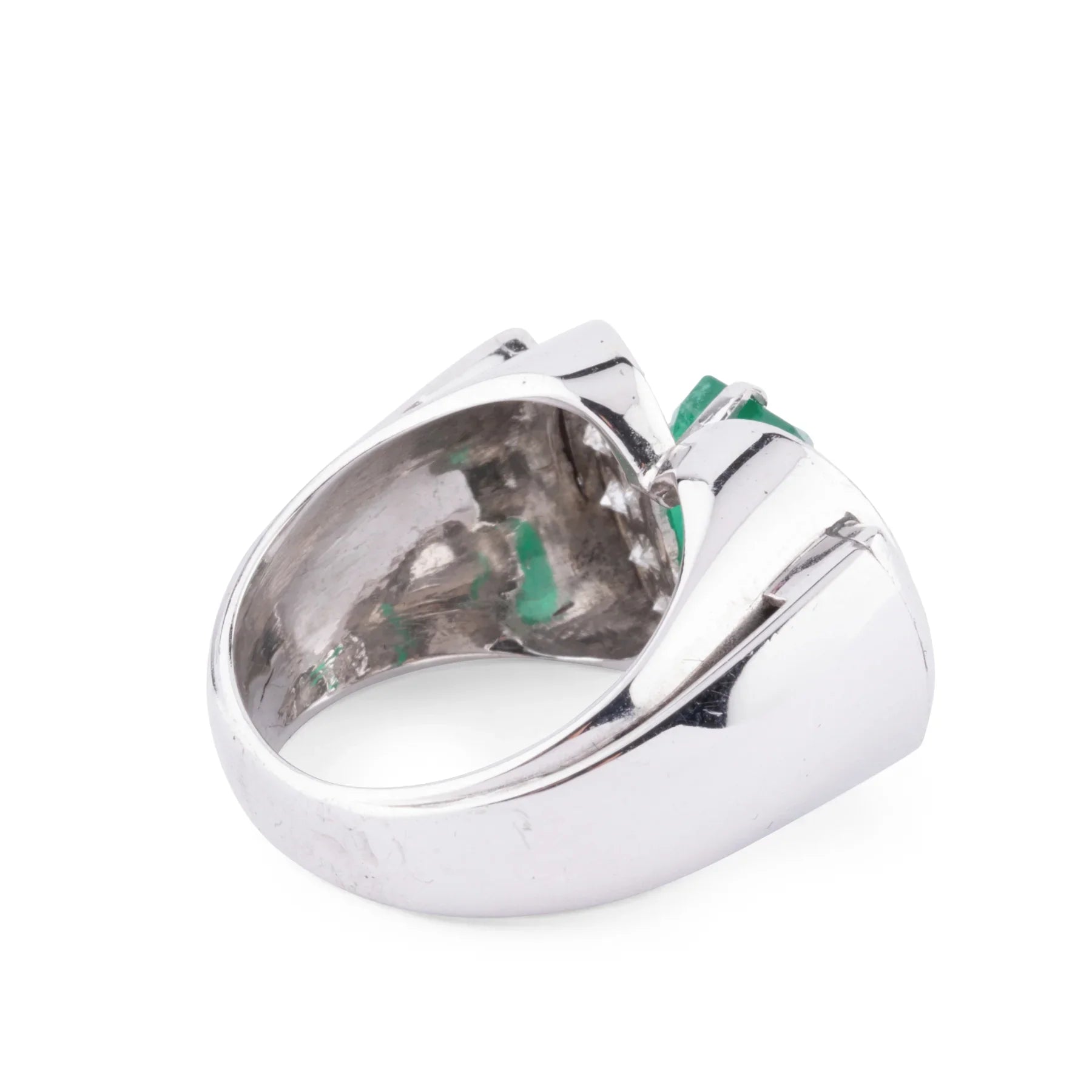 Bague en or gris et platine ornée d'une émeraude et diamants