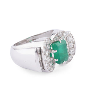 Bague en or gris et platine ornée d'une émeraude et diamants