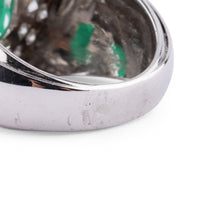 Charger l&#39;image dans la galerie, Bague en or gris et platine ornée d&#39;une émeraude et diamants
