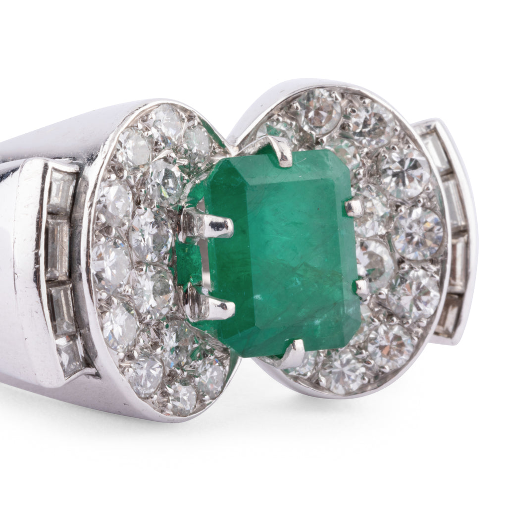 Bague en or gris et platine ornée d'une émeraude et diamants