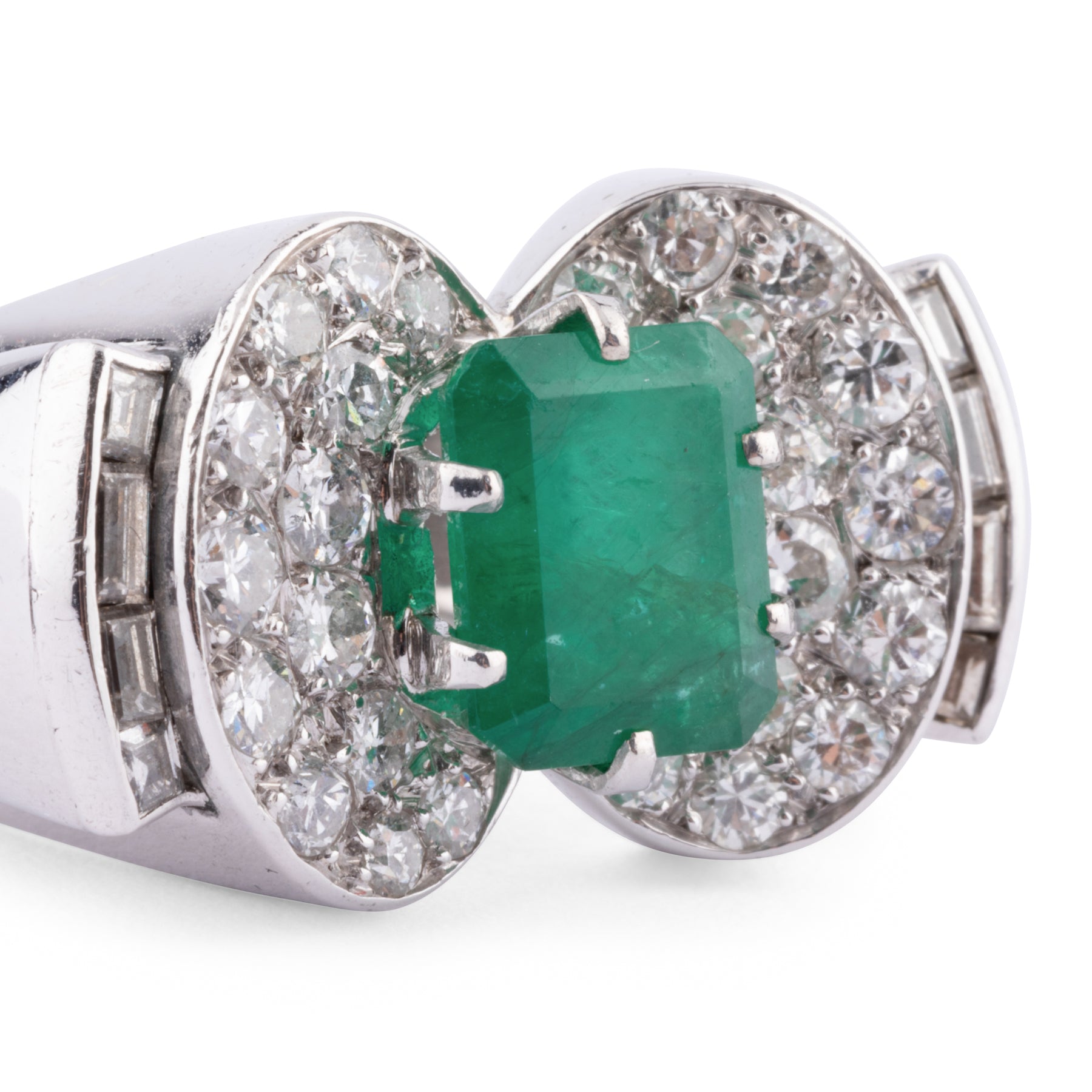 Bague en or gris et platine ornée d'une émeraude et diamants