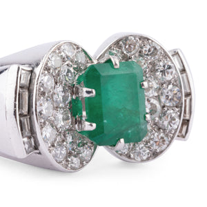 Bague en or gris et platine ornée d'une émeraude et diamants