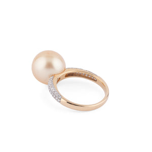 Bague en or jaune, ornée d'une perle de culture Gold des mers du sud