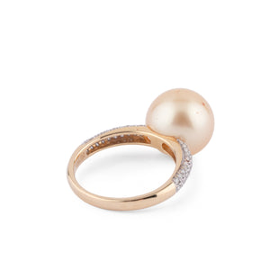 Bague en or jaune, ornée d'une perle de culture Gold des mers du sud