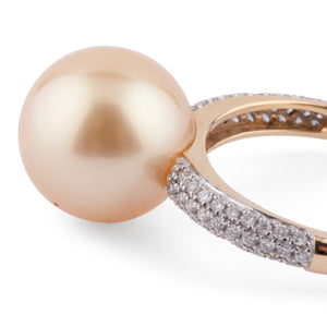 Bague en or jaune, ornée d'une perle de culture Gold des mers du sud