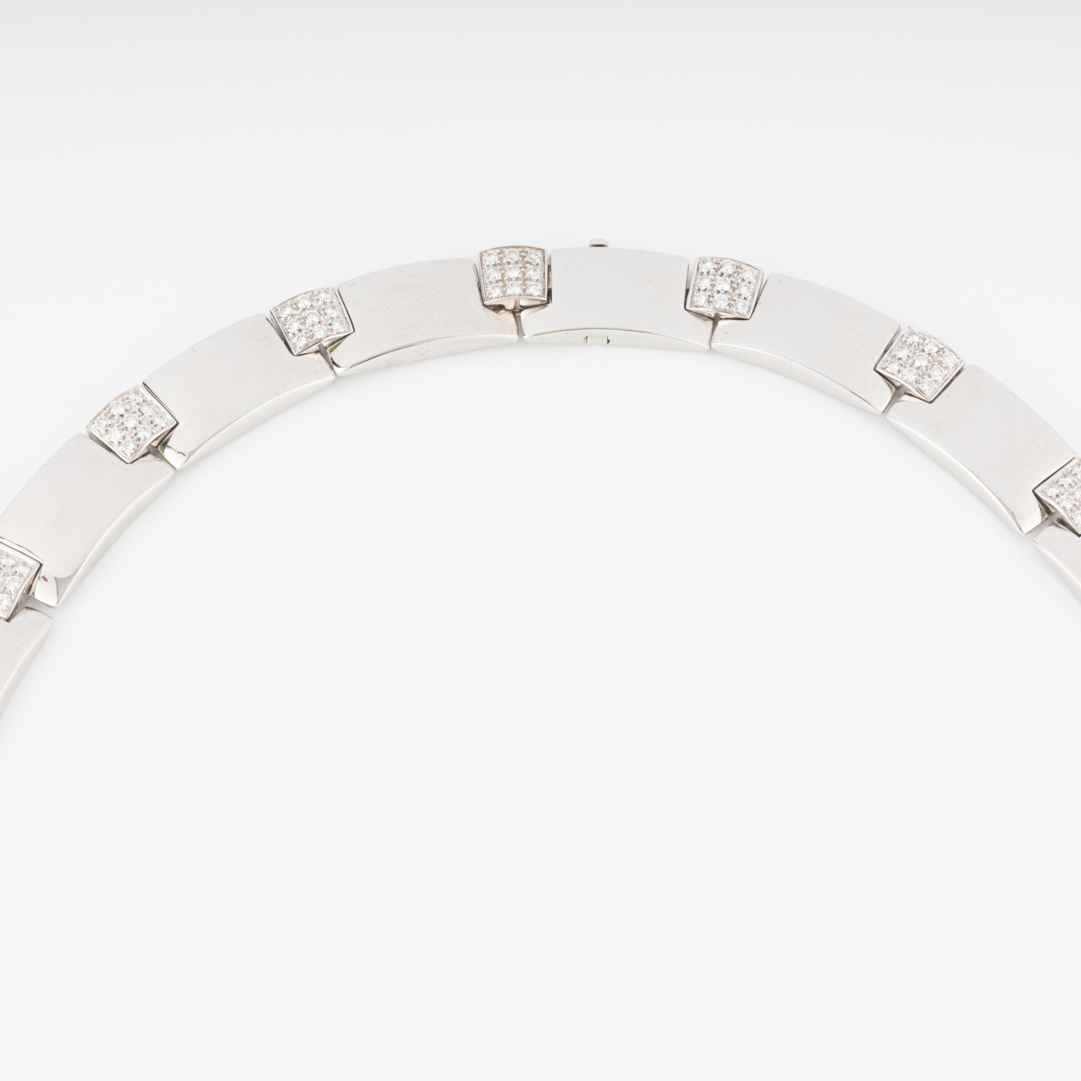 Collier or gris et diamants de la Maison Chaumet
