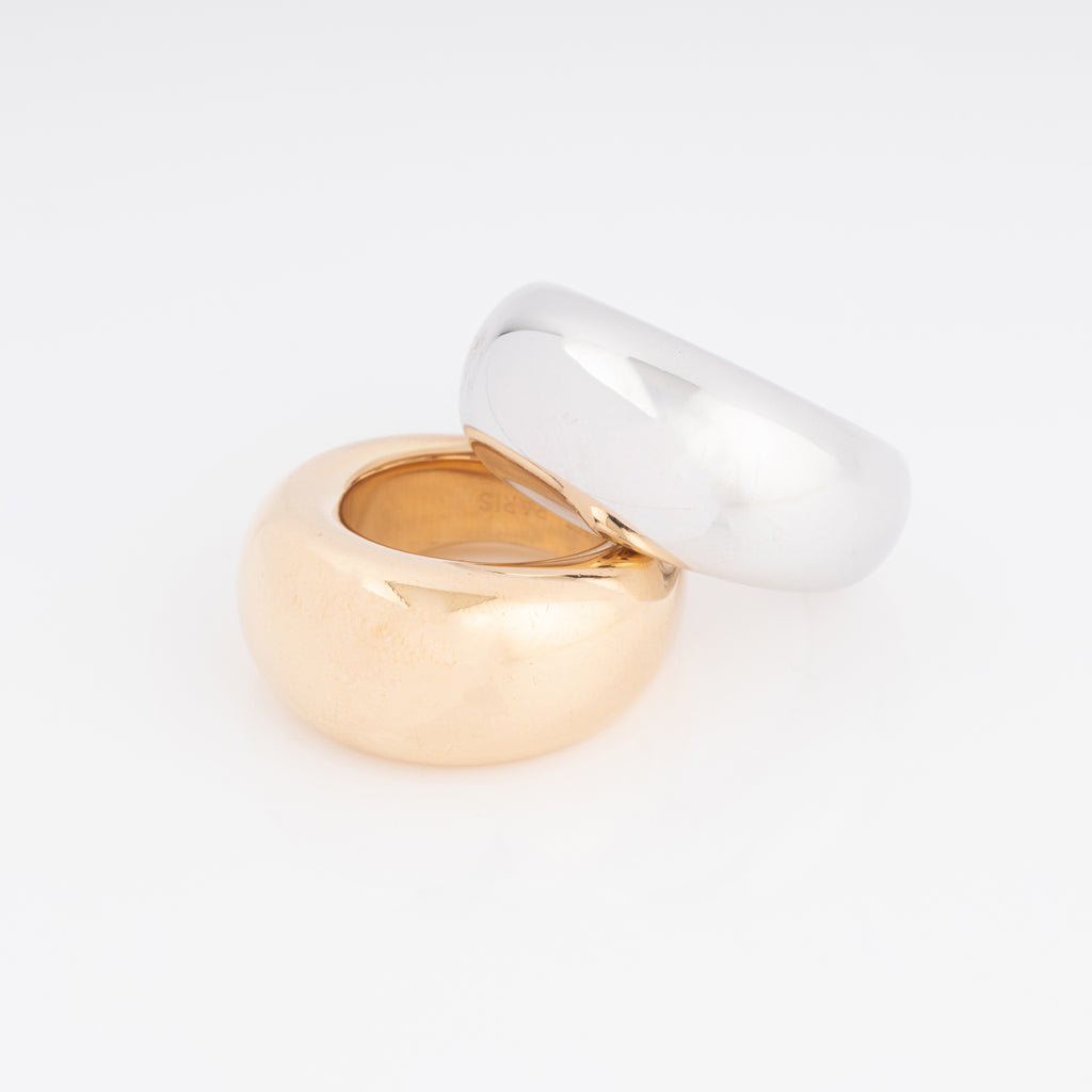 Une bague jonc or gris signée de la Maison Chaumet modèle Anneau