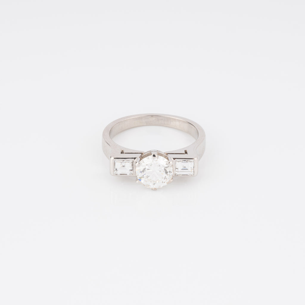 Bague en or gris centrée d’un diamant taille moderne