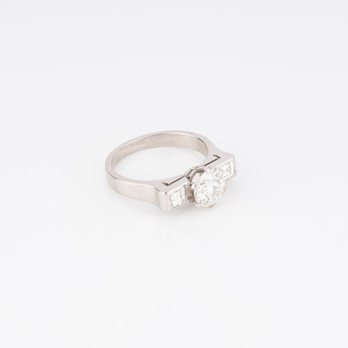 Bague en or gris centrée d’un diamant taille moderne