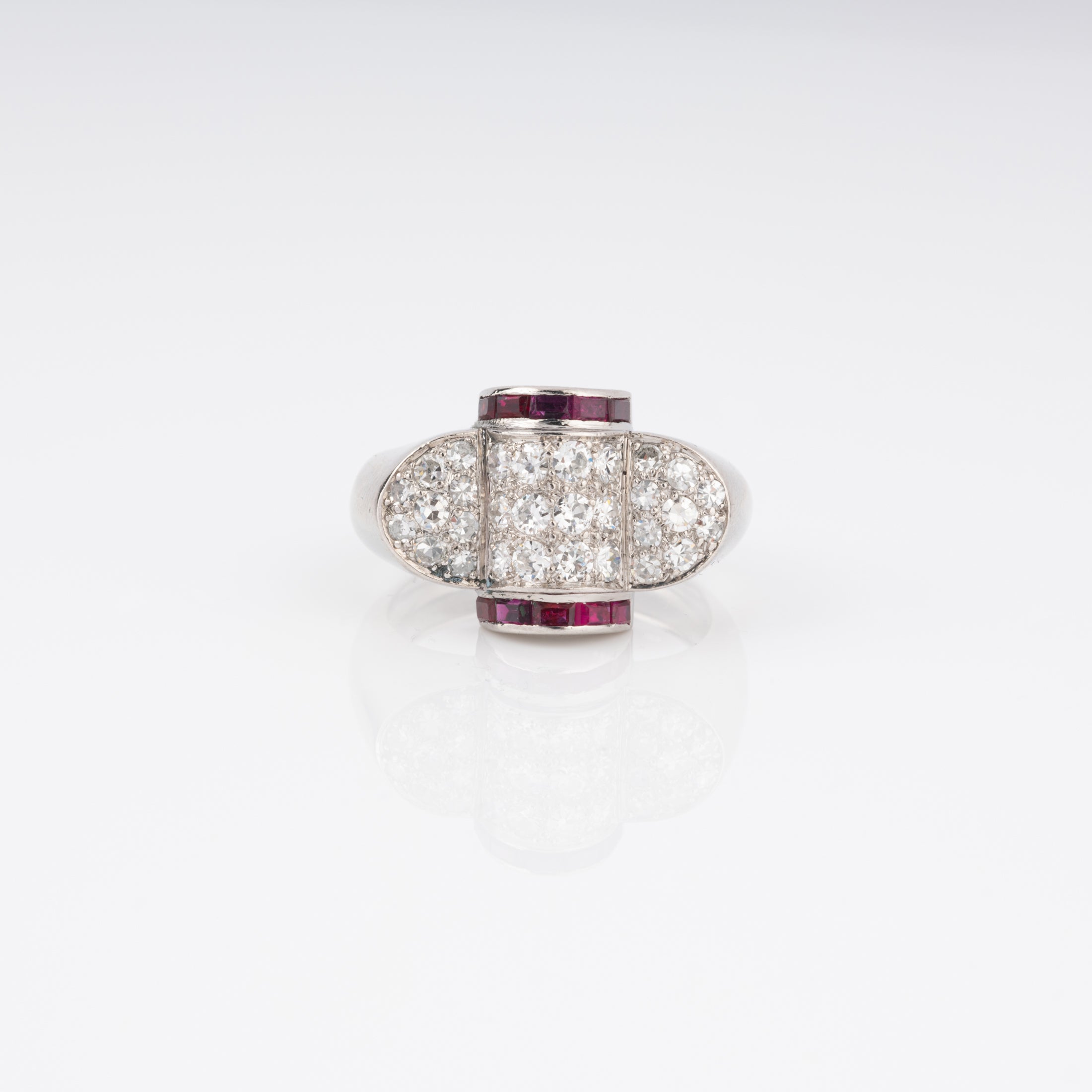 Bague platine et diamant ornée de rubis qualibrés