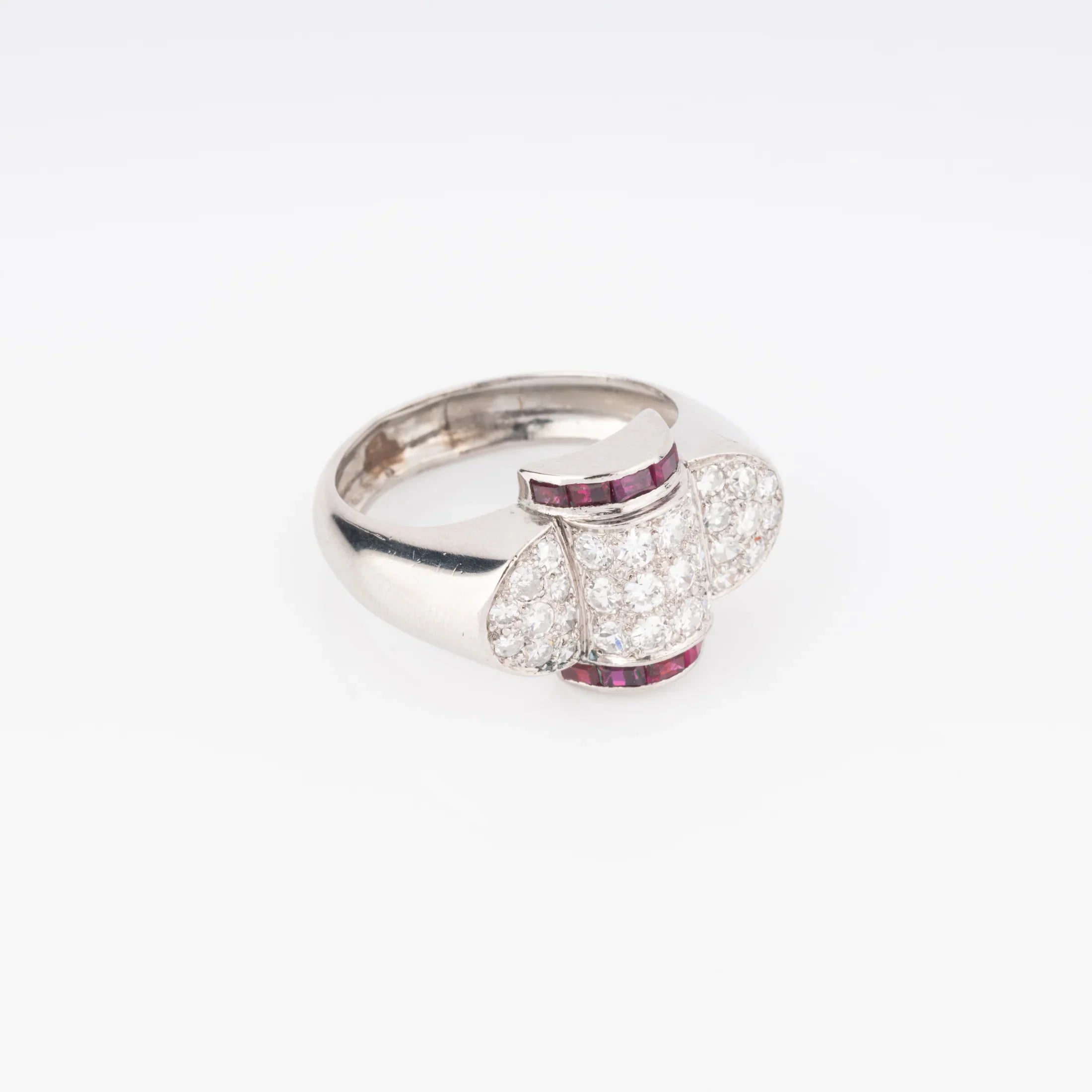 Bague platine et diamant ornée de rubis qualibrés